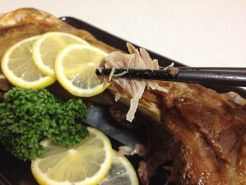 マグロのカマをひとむしり