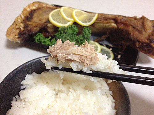 マグロの身をごはんと一緒に