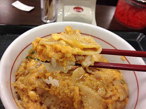 なか卯　豚生姜丼をひと口