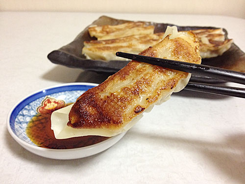 ジャンボ餃子をタレに浸して