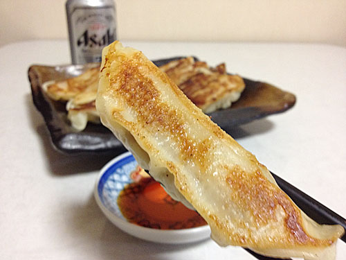 ビールを飲みながらジャンボ餃子