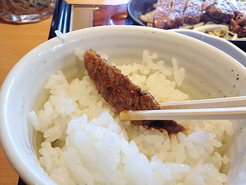 ビーフステーキをごはんと一緒に