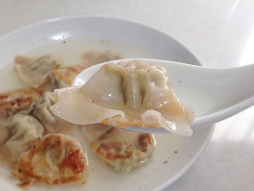 汁ギョーザをひと口