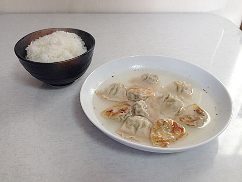 ひとくちギョーザとごはん