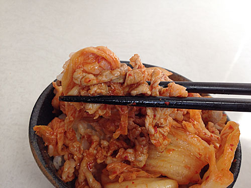 豚キムチ丼を食べる
