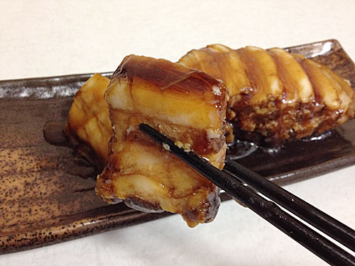 豚の角煮をひと切れ