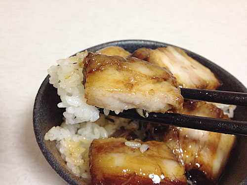 角煮丼をひと口