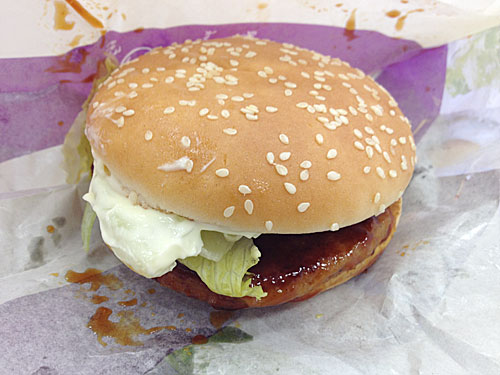 てりたまバーガーをひと口