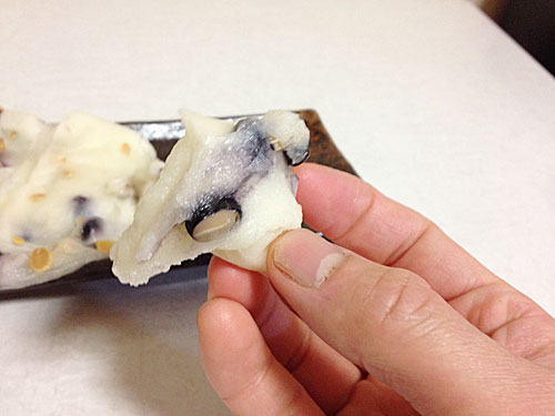 豆餅をひとちぎり