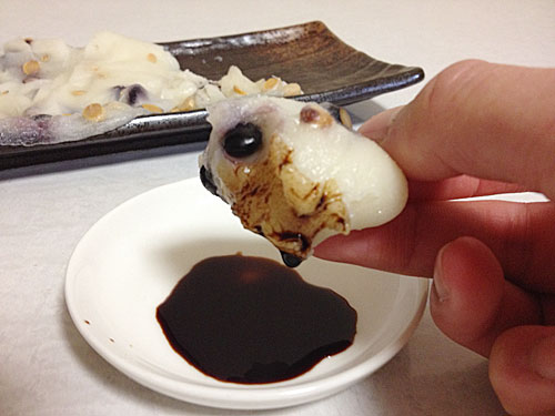 豆餅をお醤油に浸けて