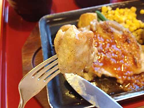 辛味噌炙り焼きチキンステーキをひと切れ