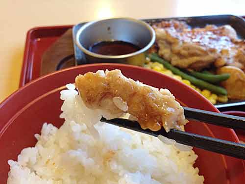 ごはんと辛味噌炙り焼きチキンステーキを一緒に