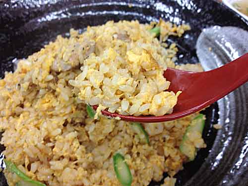 極王炒飯をひと口