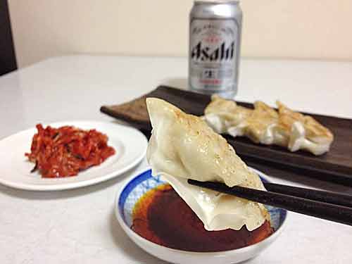 ビールを飲みながら餃子＋キムチ