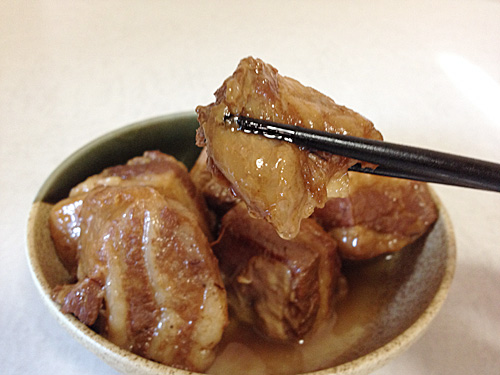 豚の角煮をひと切れ