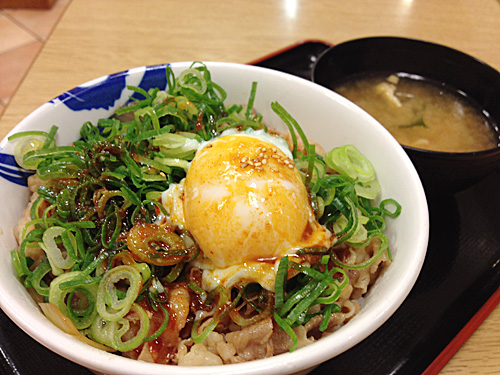 松屋　旨辛ネギたま牛めし　アップ