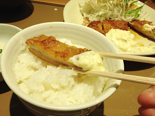 チキン南蛮をごはんと一緒に