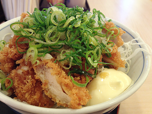 かつや　ねぎねぎチキンカツ丼　アップ