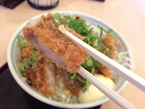 チキンカツをひと口