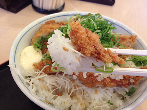 チキンカツをごはんと一緒に