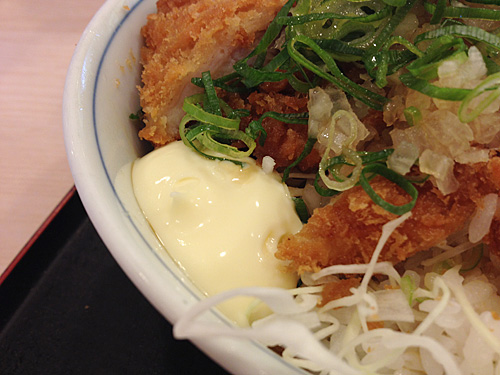 かつや　ねぎねぎチキンカツ丼のマヨネーズ