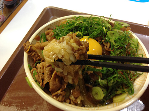 牛肉とごはんを一緒に