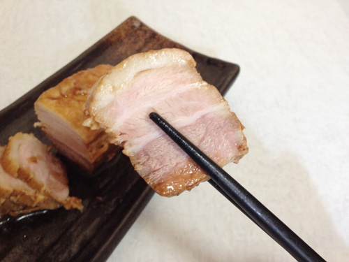 豚の角煮をひと口