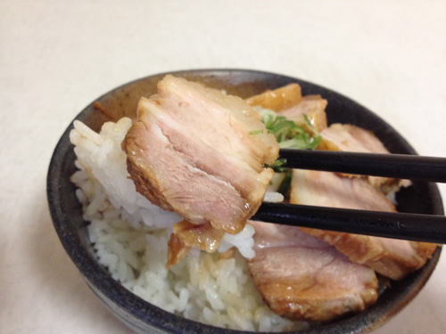 角煮丼をひと口
