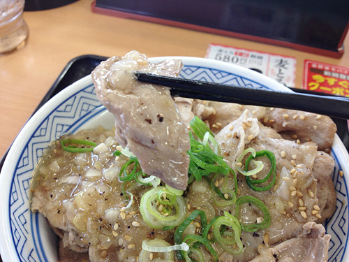 ねぎ塩ロース豚丼の豚肉