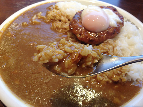 半熟タマゴ鶏つくねカレーをひと口