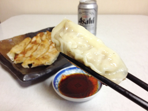 ビールを飲みながらジャンボ餃子