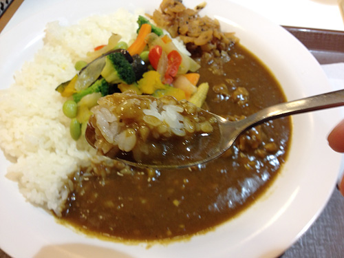 チキンと彩り野菜カレーをひと口