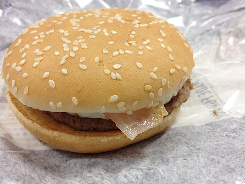 月見バーガーをひと口