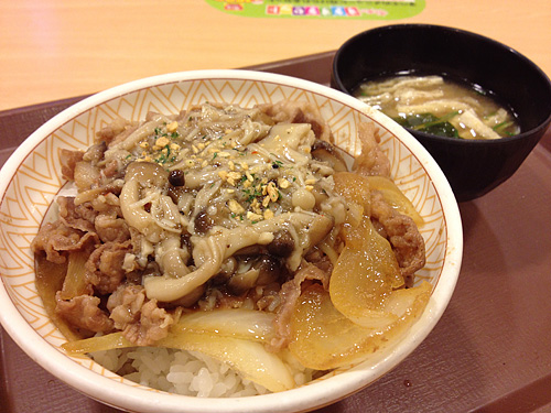 すき家　きのこペペロンチーノ牛丼　アップ