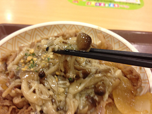 きのこペペロンチーノ牛丼のきのこ