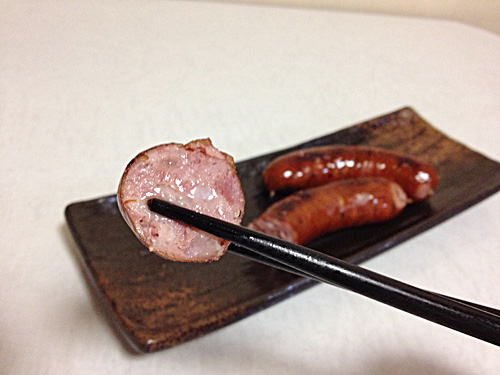 サラミソーセージをひと口
