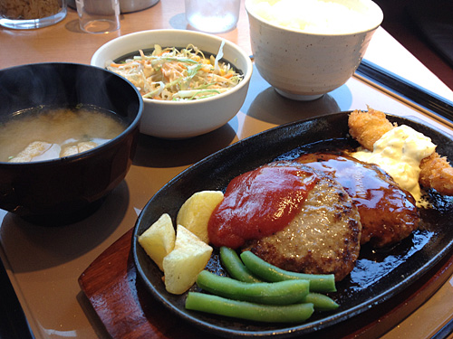 やよい軒　洋風ハンバーグ定食　アップ