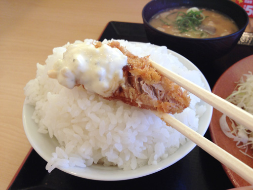 まぐろカツをごはんと一緒に