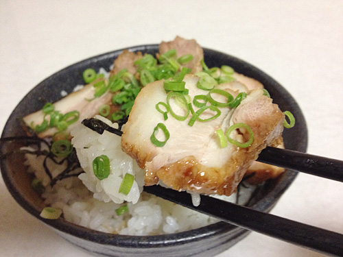 角煮丼をひと口