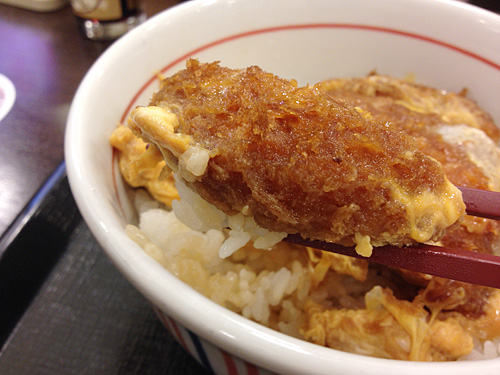なか卯のカツ丼を頬張る