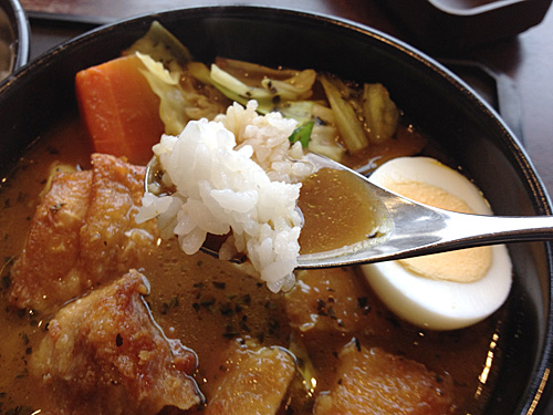 チキンスープカレーのライスとスープ