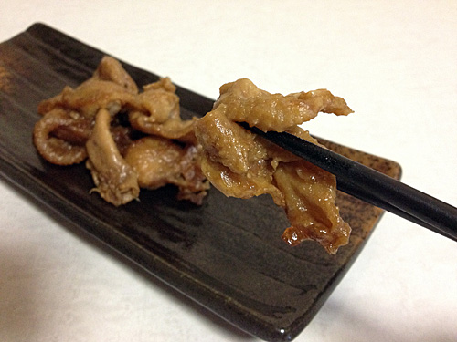 鶏皮モツ煮をひと口