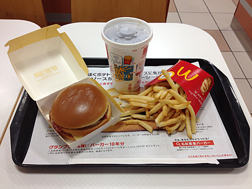 マクドナルド　北海道産ほくほくポテトとチェダーチーズに焦がし醤油風味の特性オニオンソースが効いたジューシービーフバーガー（仮）