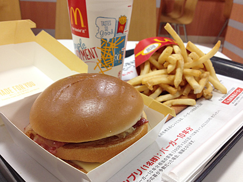 マクドナルド　北海道産ほくほくポテトとチェダーチーズに焦がし醤油風味の特性オニオンソースが効いたジューシービーフバーガー（仮） 　アップ