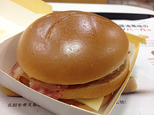 北海道産ほくほくポテトとチェダーチーズに焦がし醤油風味の特性オニオンソースが効いたジューシービーフバーガー（仮）