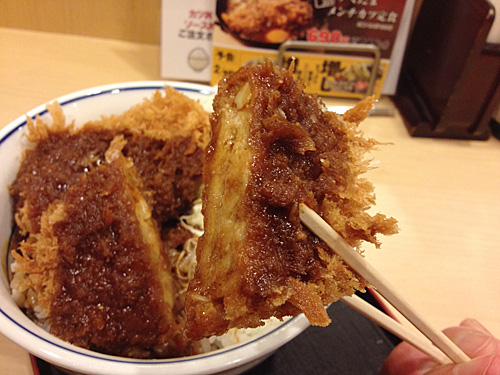 デミグラスメンチカツ丼のカツ