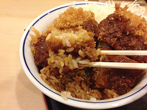 デミグラスメンチカツ丼のカツとごはん