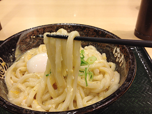ダブルたまごの濃厚カルボナーラかま玉の麺
