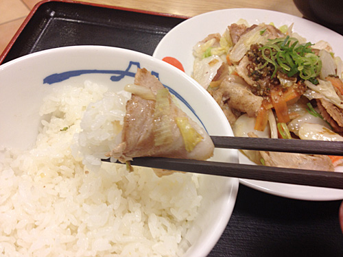 豚肉とたっぷり冬野菜炒めをごはんと一緒に