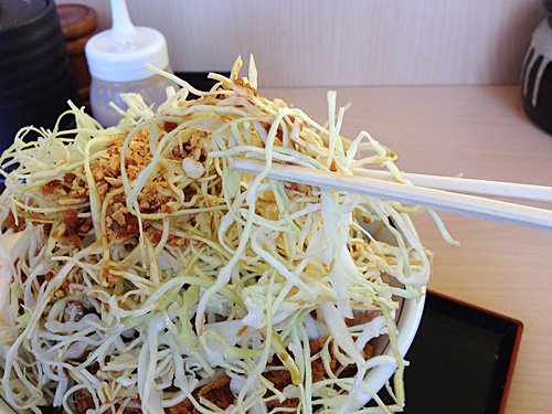 増し増しやさいのチキンカツ丼のキャベツ